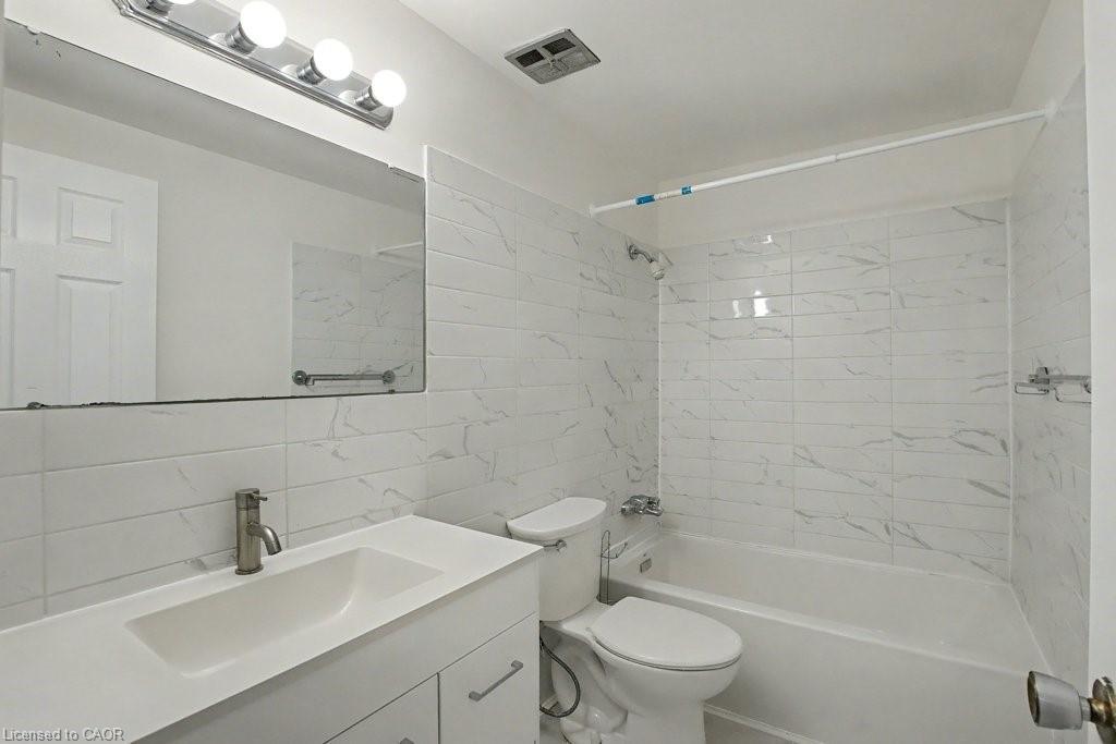 17-25 Upper Canada Drive, Kitchener, ON - Indoor Photo Showing Bathroom