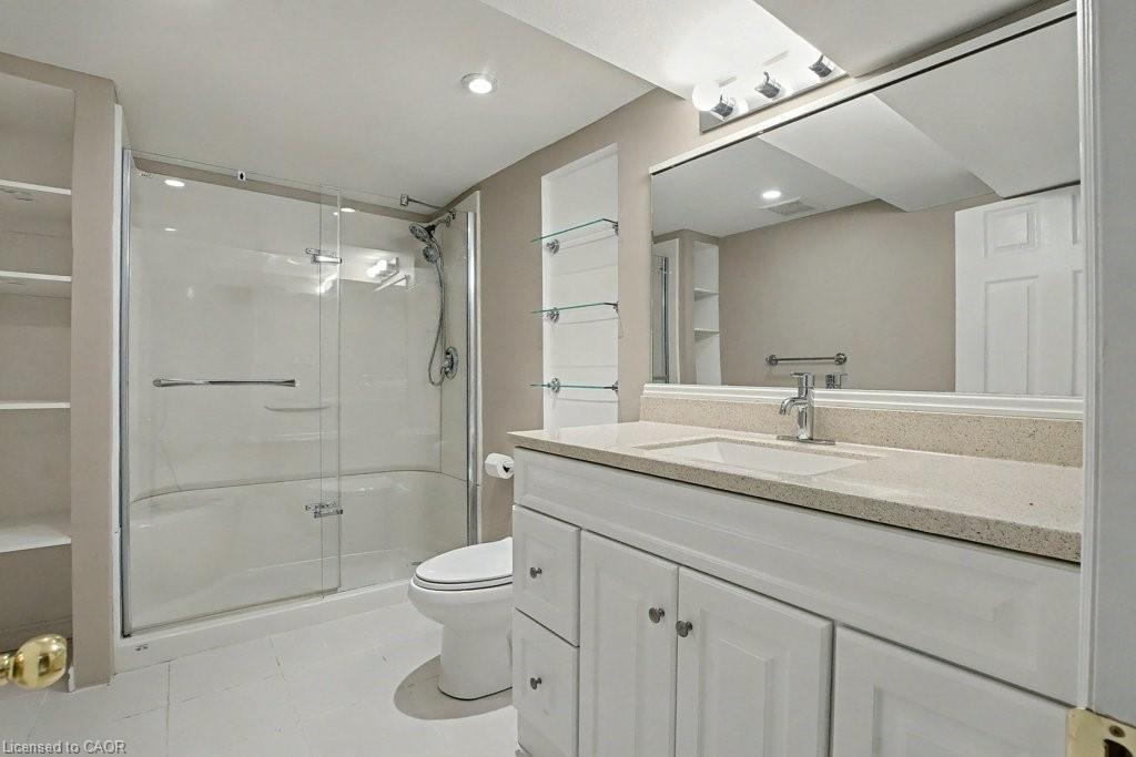 17-25 Upper Canada Drive, Kitchener, ON - Indoor Photo Showing Bathroom