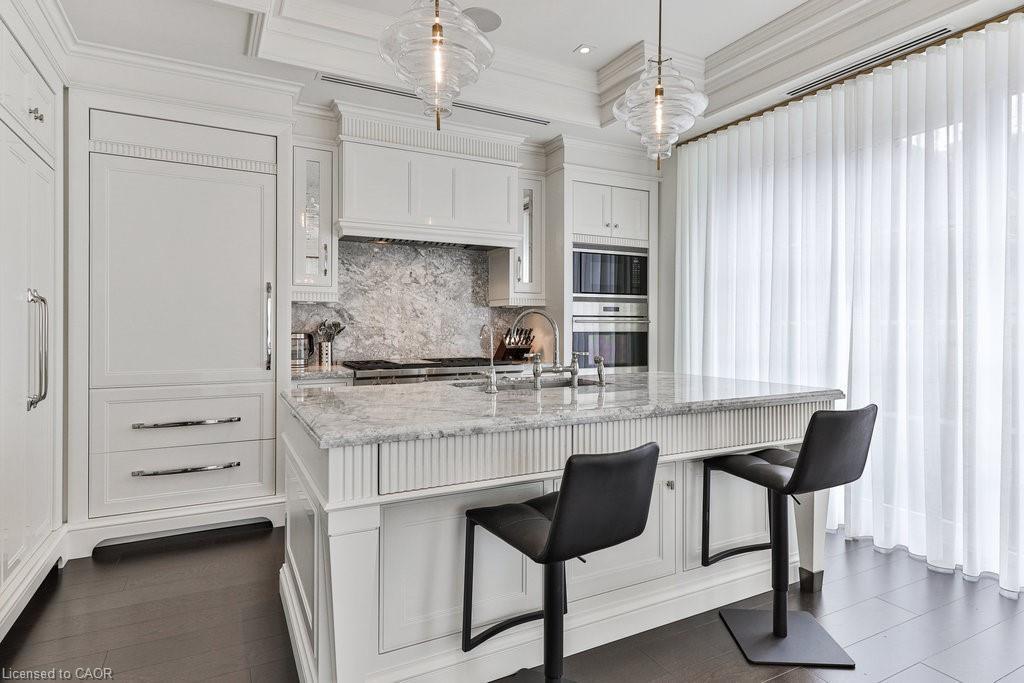 212-300 Randall Street, Oakville, ON - Indoor Photo Showing Kitchen With Upgraded Kitchen