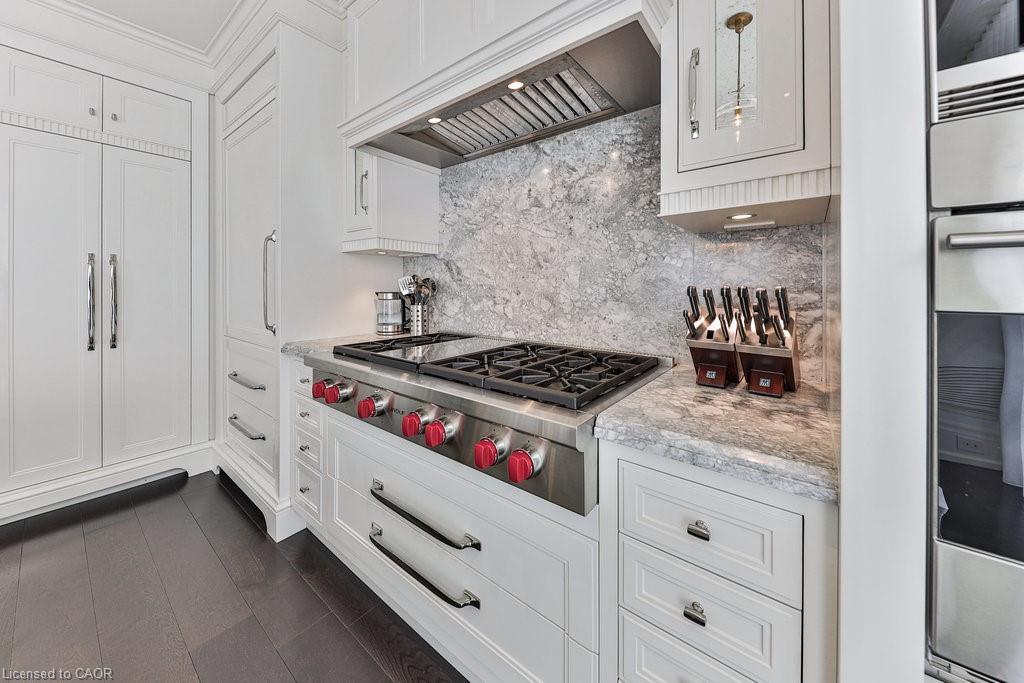 212-300 Randall Street, Oakville, ON - Indoor Photo Showing Kitchen With Upgraded Kitchen