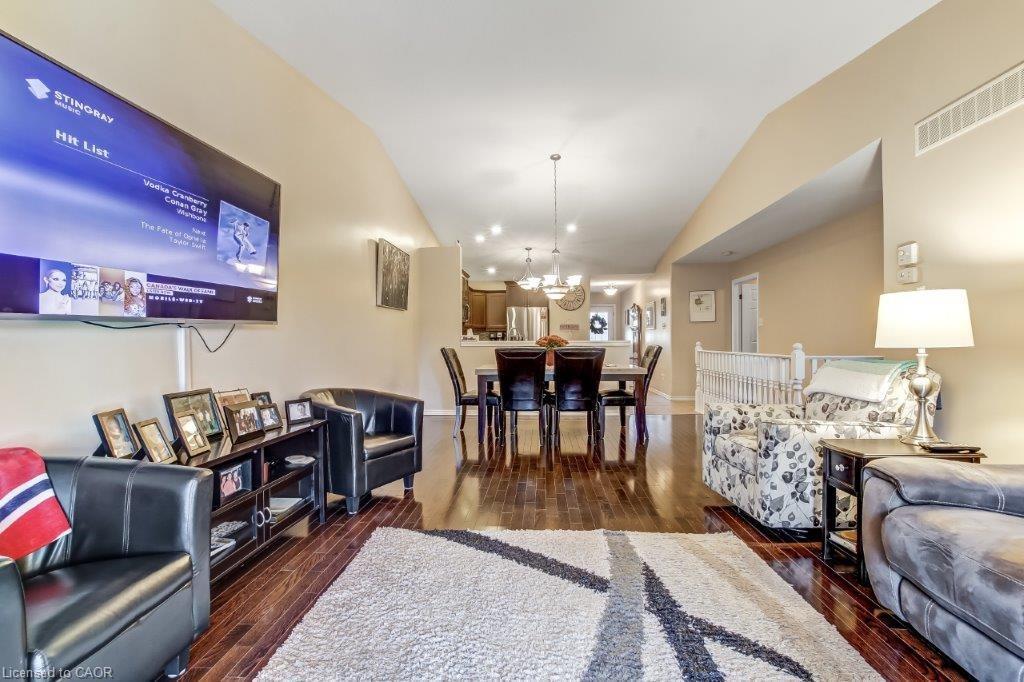 7-52 Imperial Street, Delhi, ON - Indoor Photo Showing Living Room