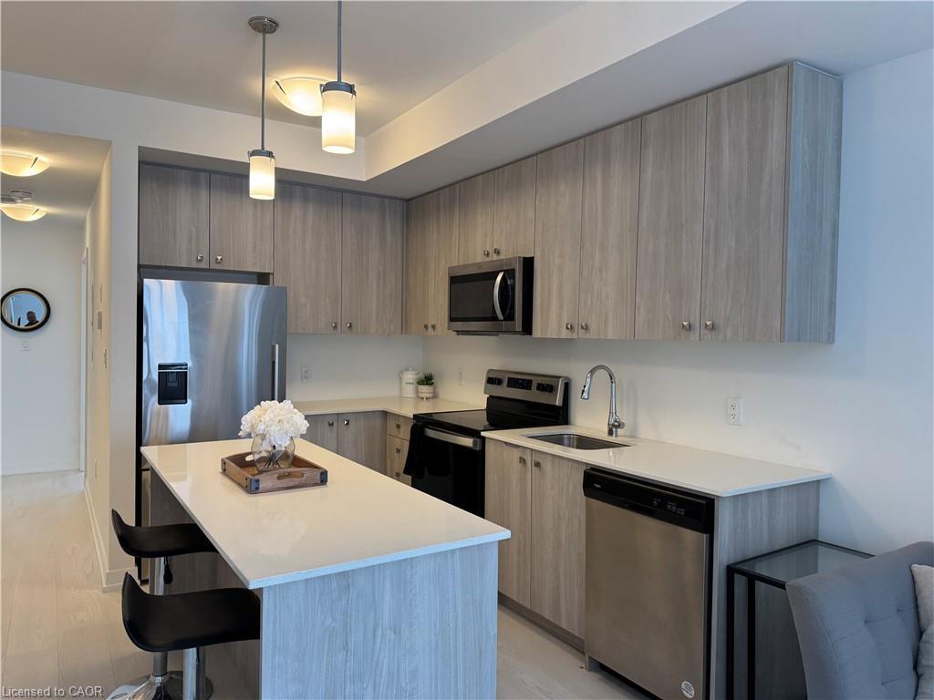 B10-10 Palace Street, Kitchener, ON - Indoor Photo Showing Kitchen With Stainless Steel Kitchen With Upgraded Kitchen