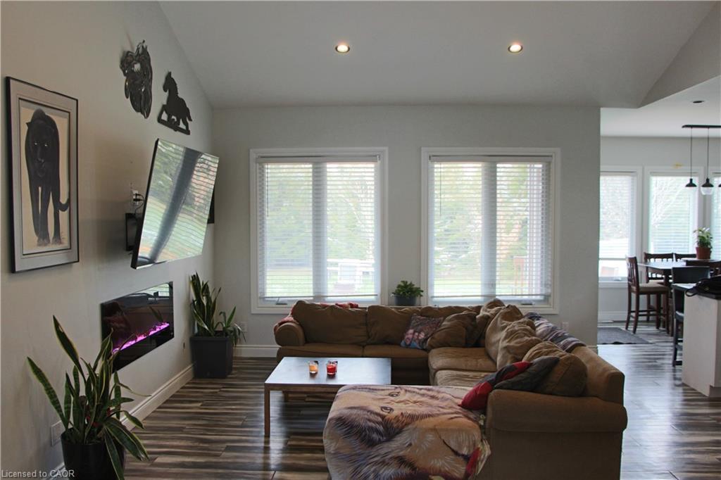 38812 Vienna Street, Varna, ON - Indoor Photo Showing Living Room