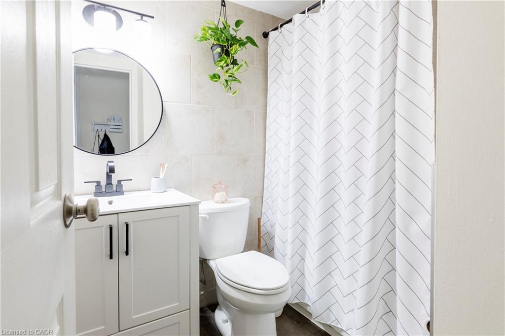 902-141 Catharine Street S, Hamilton, ON - Indoor Photo Showing Bathroom
