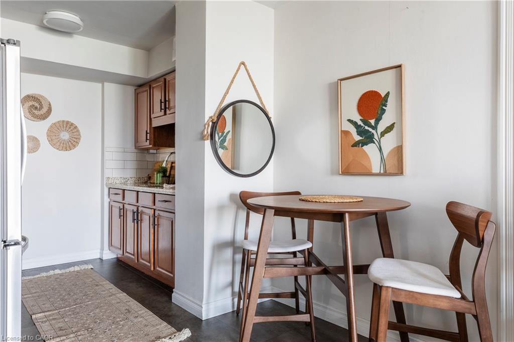902-141 Catharine Street S, Hamilton, ON - Indoor Photo Showing Dining Room