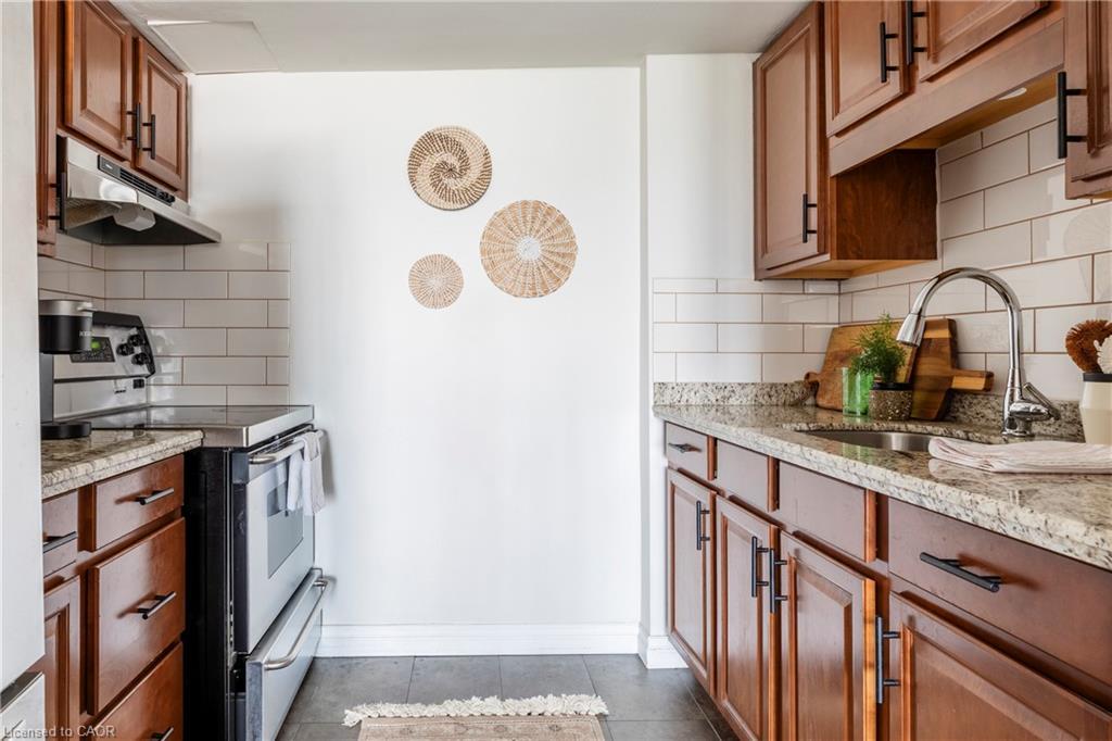 902-141 Catharine Street S, Hamilton, ON - Indoor Photo Showing Kitchen