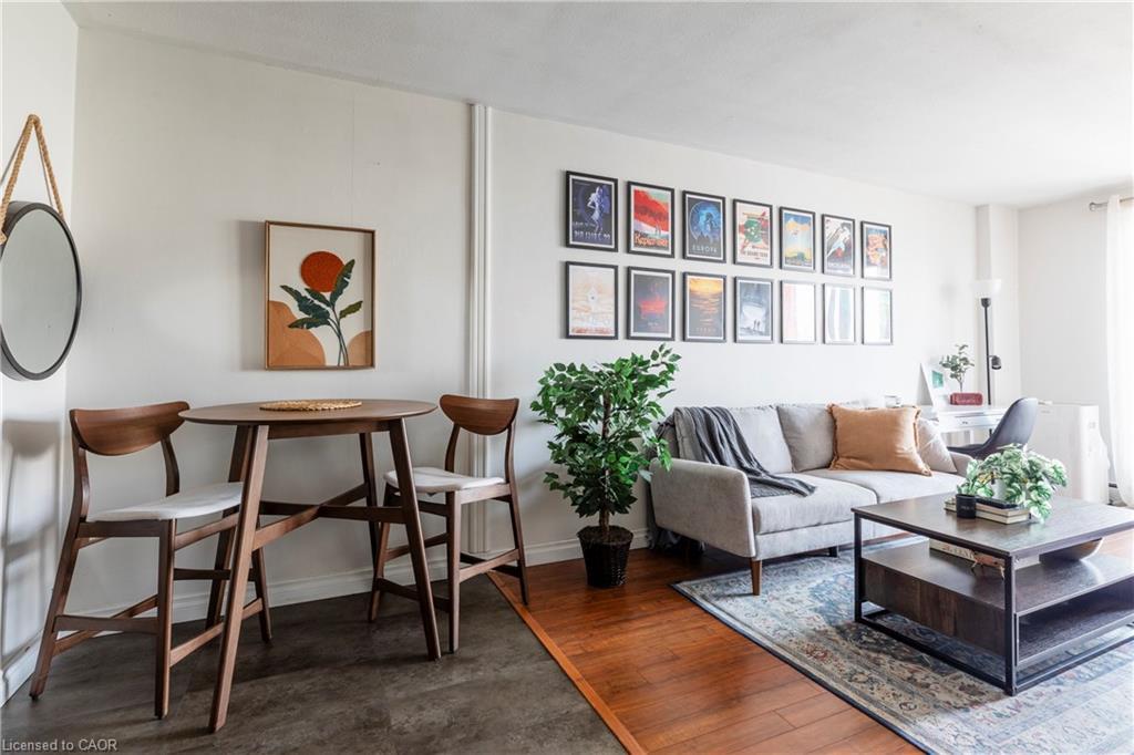 902-141 Catharine Street S, Hamilton, ON - Indoor Photo Showing Living Room