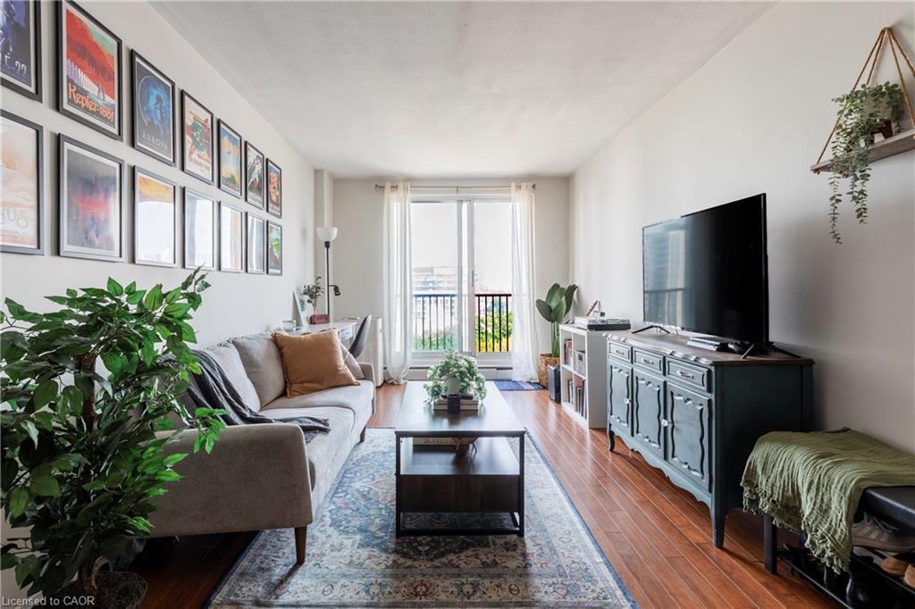 902-141 Catharine Street S, Hamilton, ON - Indoor Photo Showing Living Room