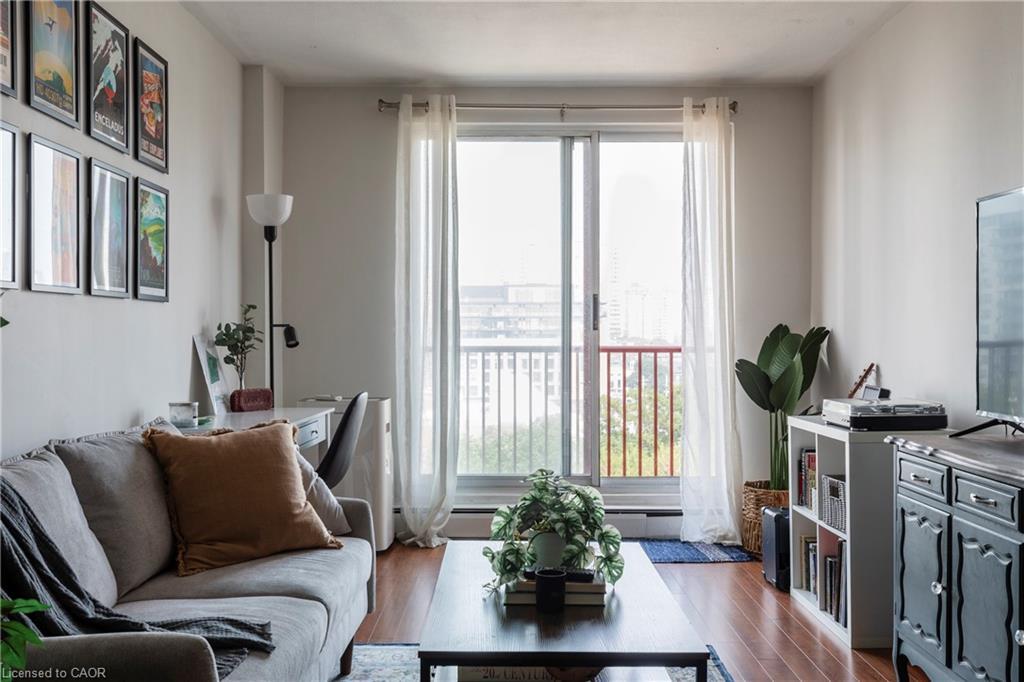 902-141 Catharine Street S, Hamilton, ON - Indoor Photo Showing Living Room