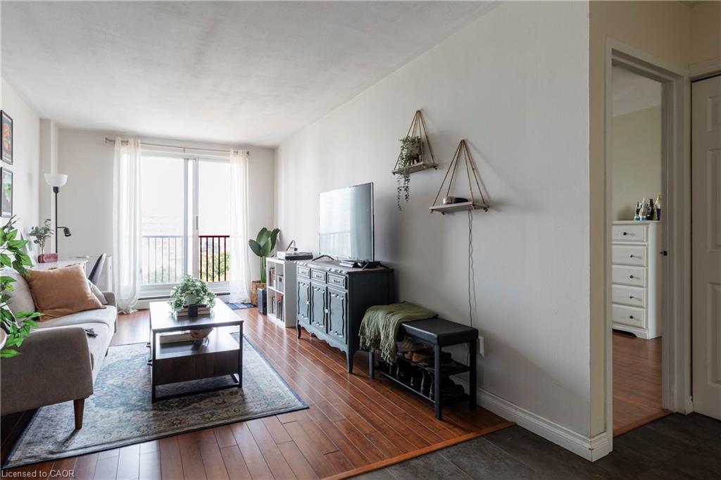 902-141 Catharine Street S, Hamilton, ON - Indoor Photo Showing Living Room