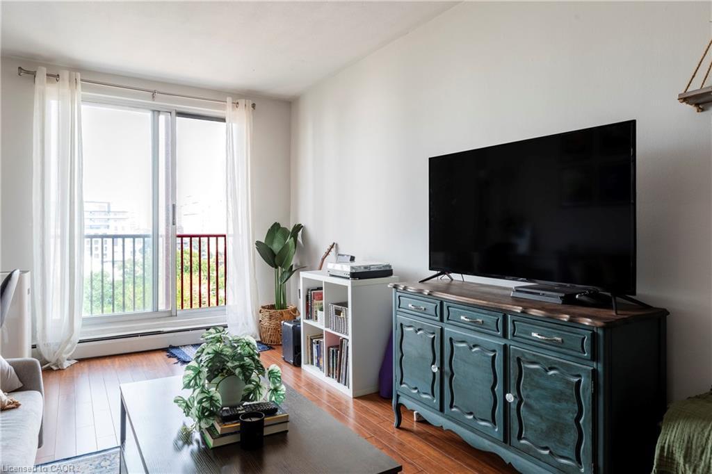 902-141 Catharine Street S, Hamilton, ON - Indoor Photo Showing Living Room