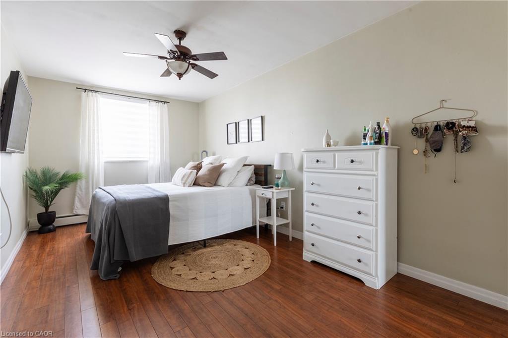 902-141 Catharine Street S, Hamilton, ON - Indoor Photo Showing Bedroom