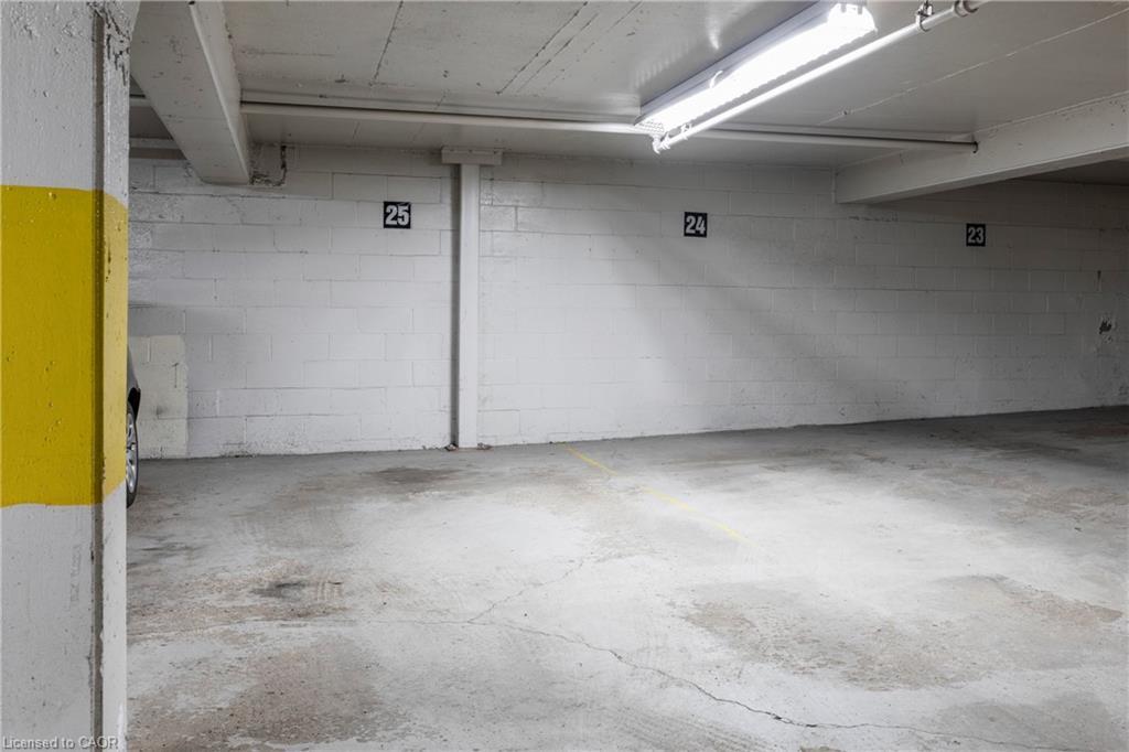 902-141 Catharine Street S, Hamilton, ON - Indoor Photo Showing Garage