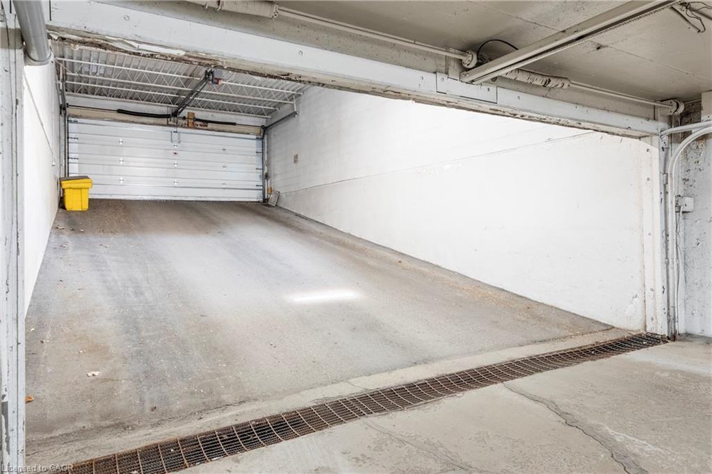 902-141 Catharine Street S, Hamilton, ON - Indoor Photo Showing Garage