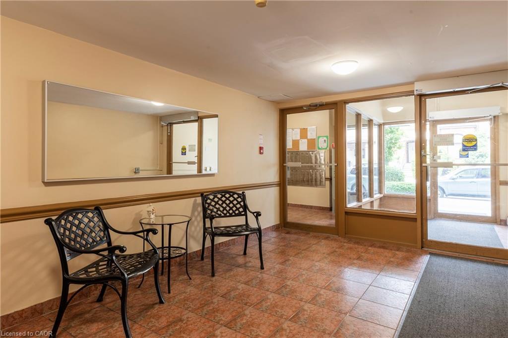 902-141 Catharine Street S, Hamilton, ON - Indoor Photo Showing Other Room