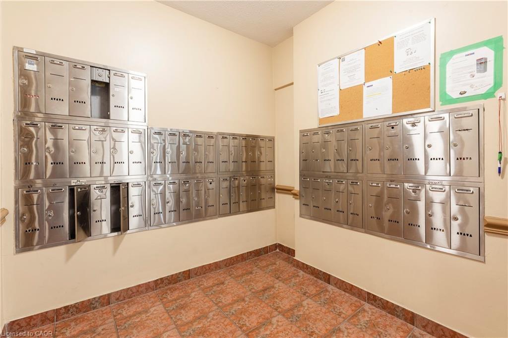 902-141 Catharine Street S, Hamilton, ON - Indoor Photo Showing Other Room