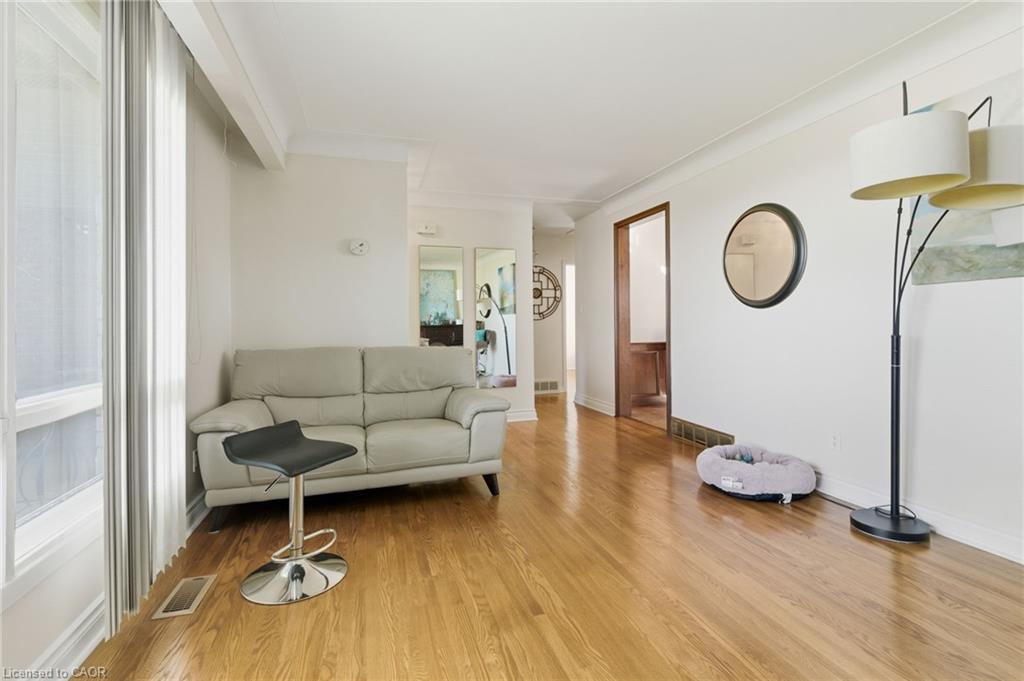 67 Lakeside Drive, Grimsby, ON - Indoor Photo Showing Living Room
