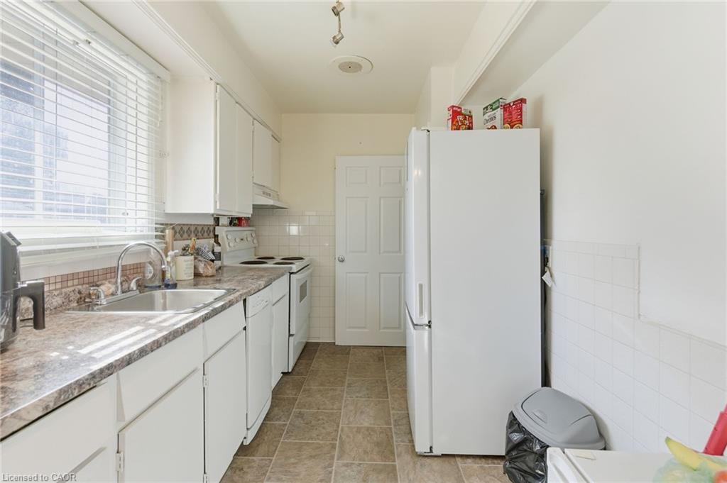 67 Lakeside Drive, Grimsby, ON - Indoor Photo Showing Kitchen