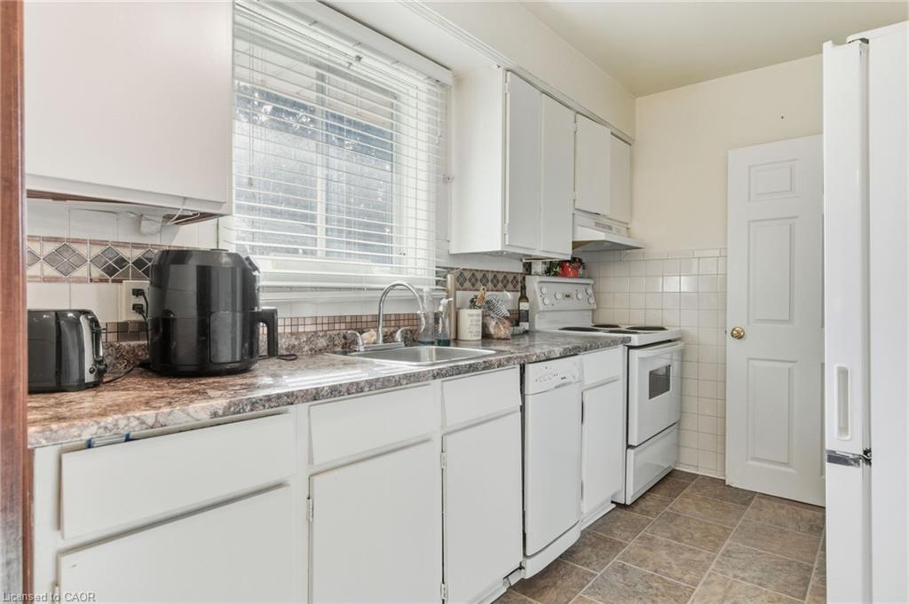 67 Lakeside Drive, Grimsby, ON - Indoor Photo Showing Kitchen