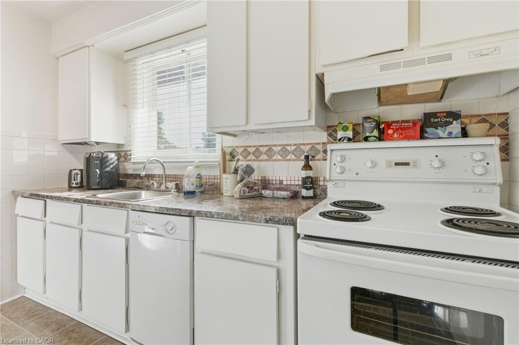 67 Lakeside Drive, Grimsby, ON - Indoor Photo Showing Kitchen