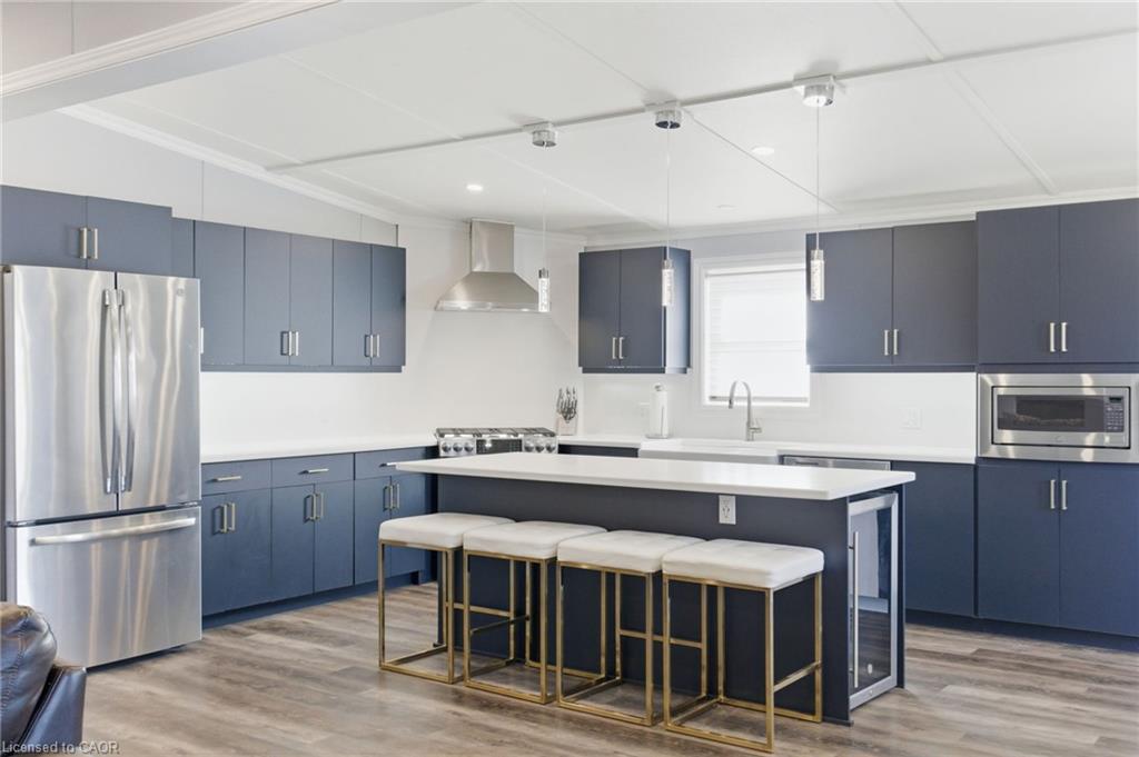 28 Ash Street-4449 Milburough Line, Burlington, ON - Indoor Photo Showing Kitchen With Upgraded Kitchen