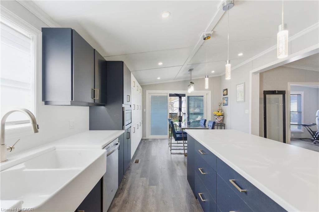 28 Ash Street-4449 Milburough Line, Burlington, ON - Indoor Photo Showing Kitchen With Upgraded Kitchen