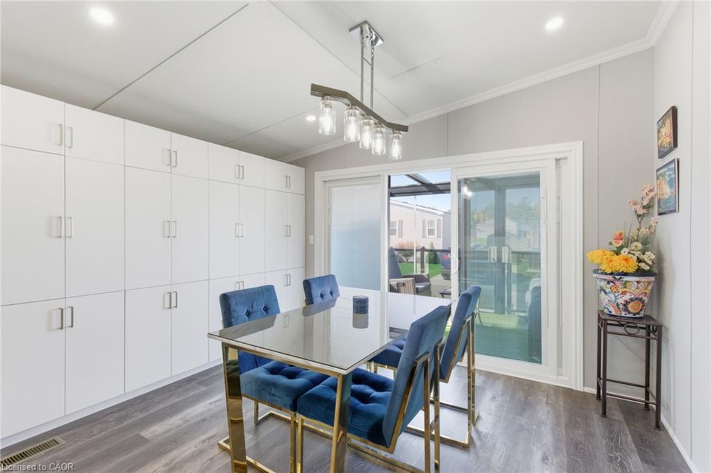 28 Ash Street-4449 Milburough Line, Burlington, ON - Indoor Photo Showing Dining Room