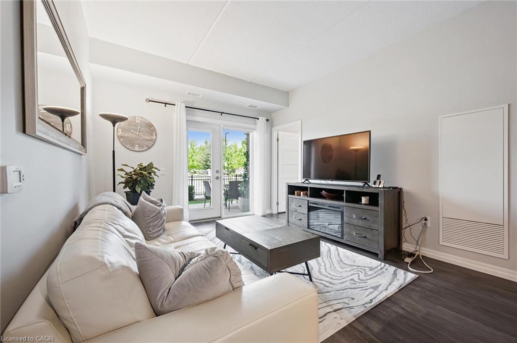 35 Kingsbury Square, Guelph, ON - Indoor Photo Showing Living Room