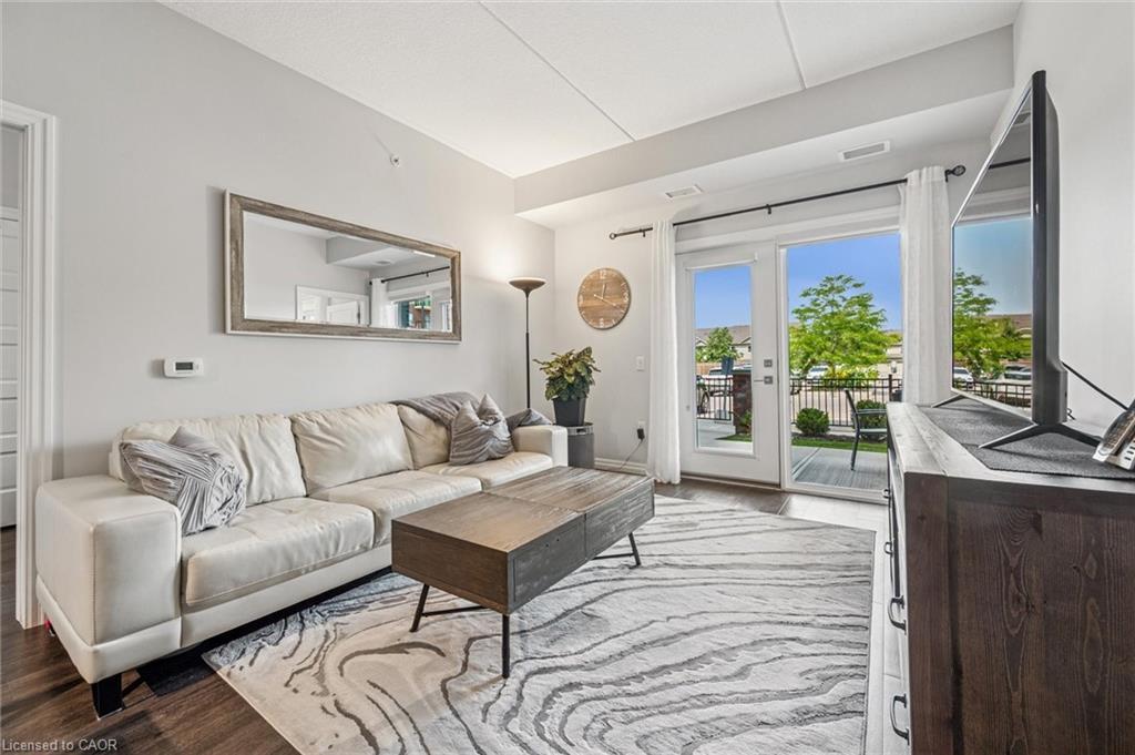 35 Kingsbury Square, Guelph, ON - Indoor Photo Showing Living Room