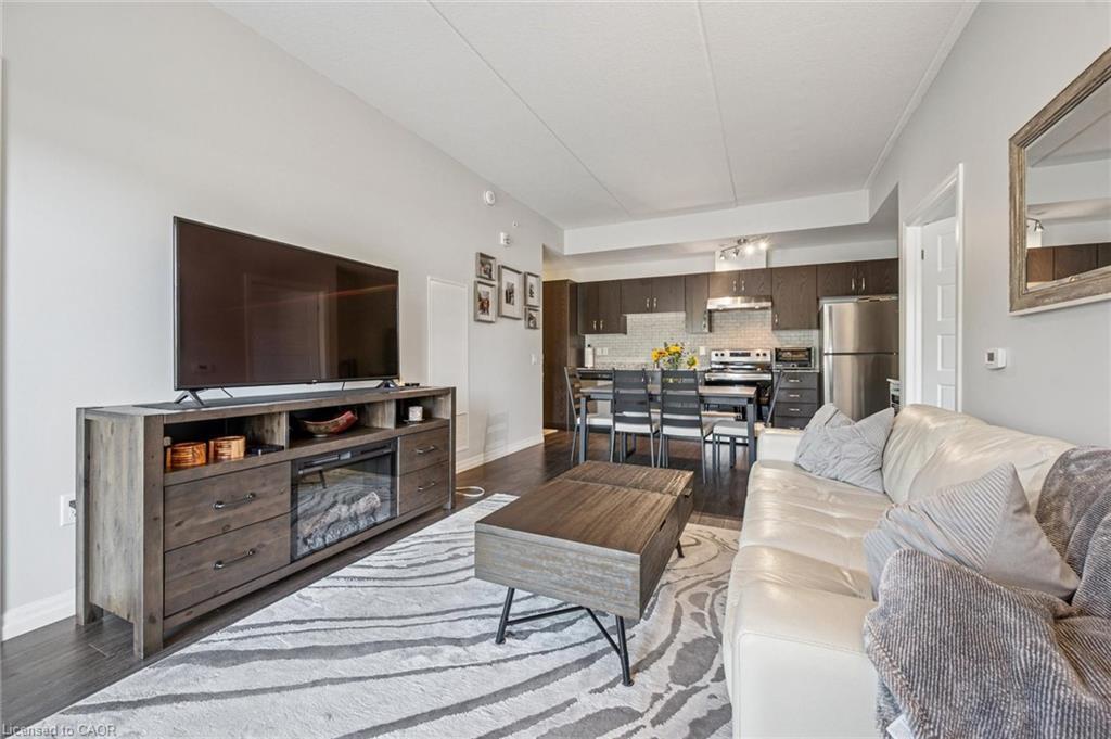 35 Kingsbury Square, Guelph, ON - Indoor Photo Showing Living Room