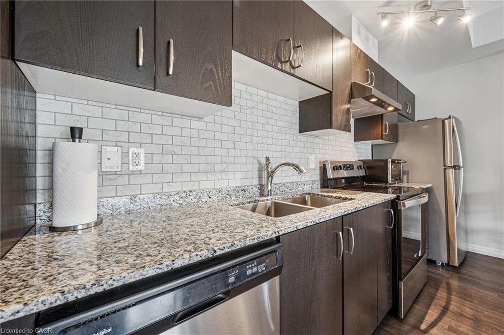 35 Kingsbury Square, Guelph, ON - Indoor Photo Showing Kitchen With Stainless Steel Kitchen With Double Sink With Upgraded Kitchen