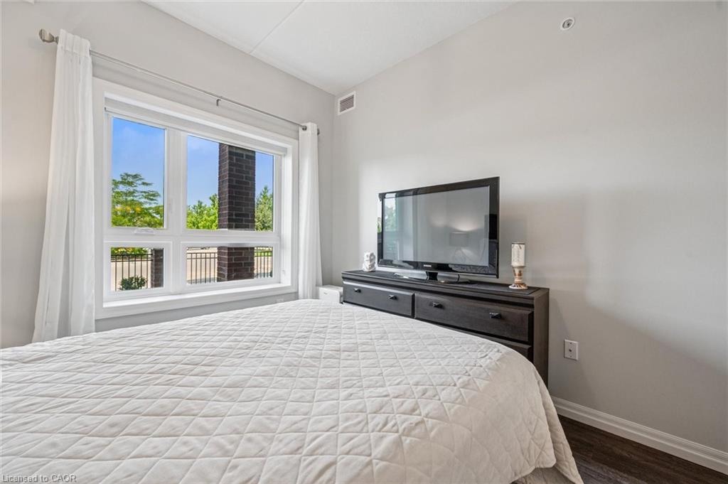 35 Kingsbury Square, Guelph, ON - Indoor Photo Showing Bedroom