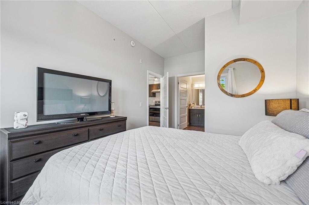 35 Kingsbury Square, Guelph, ON - Indoor Photo Showing Bedroom