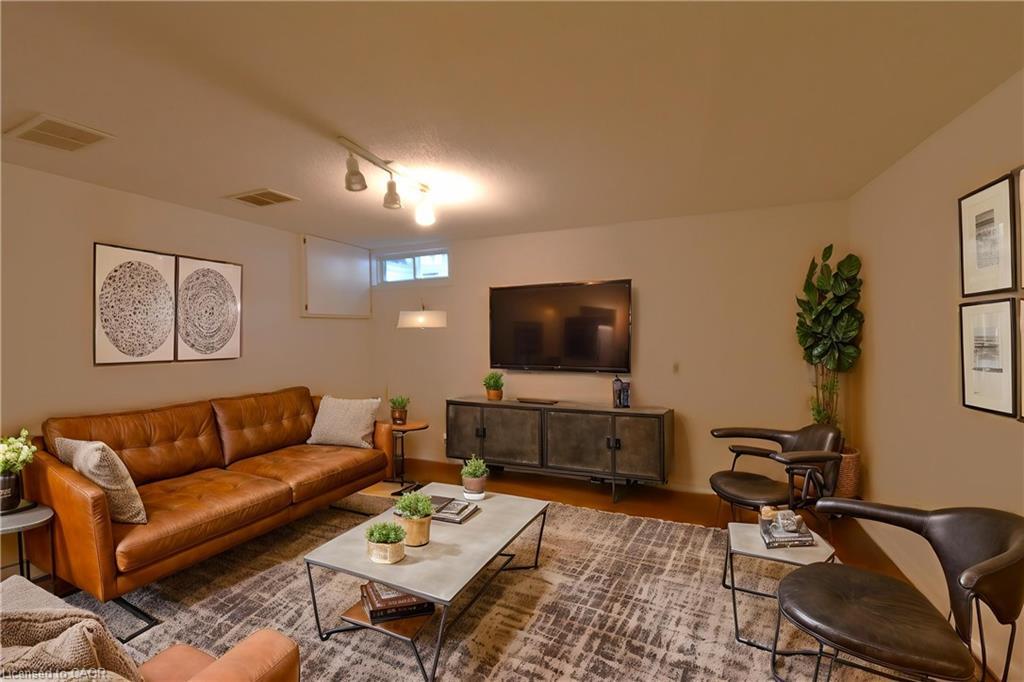 111-1247 Huron Street, London, ON - Indoor Photo Showing Living Room