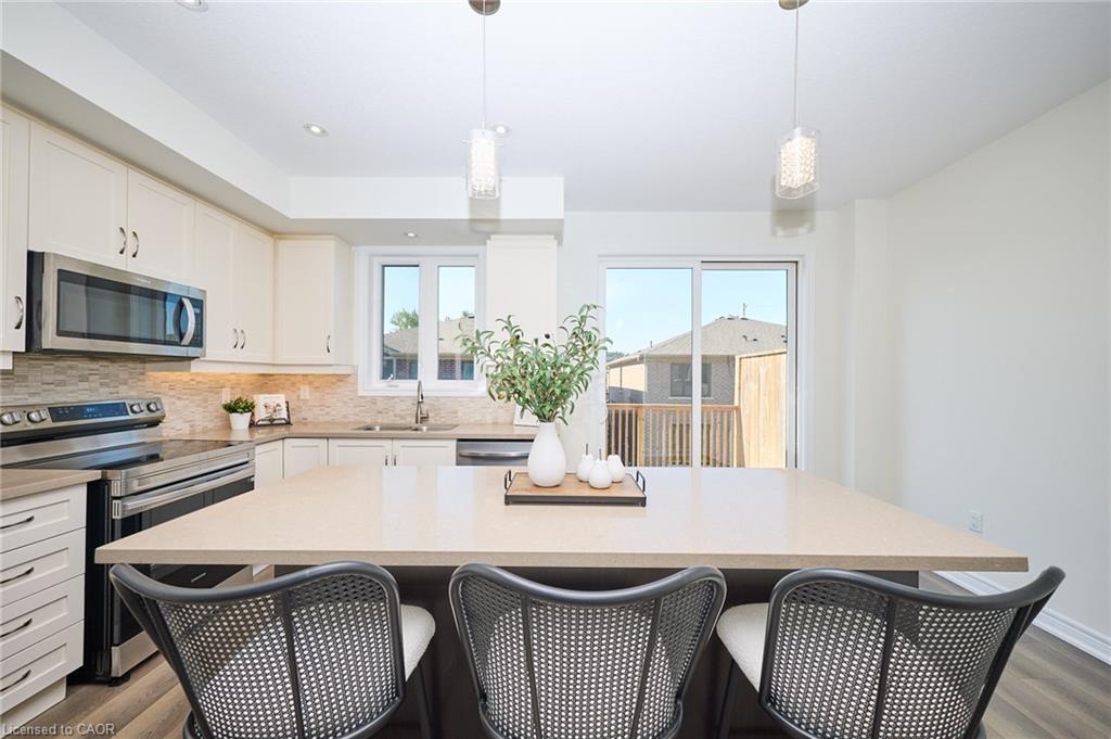 54-288 Glover Road, Stoney Creek, ON - Indoor Photo Showing Kitchen With Upgraded Kitchen