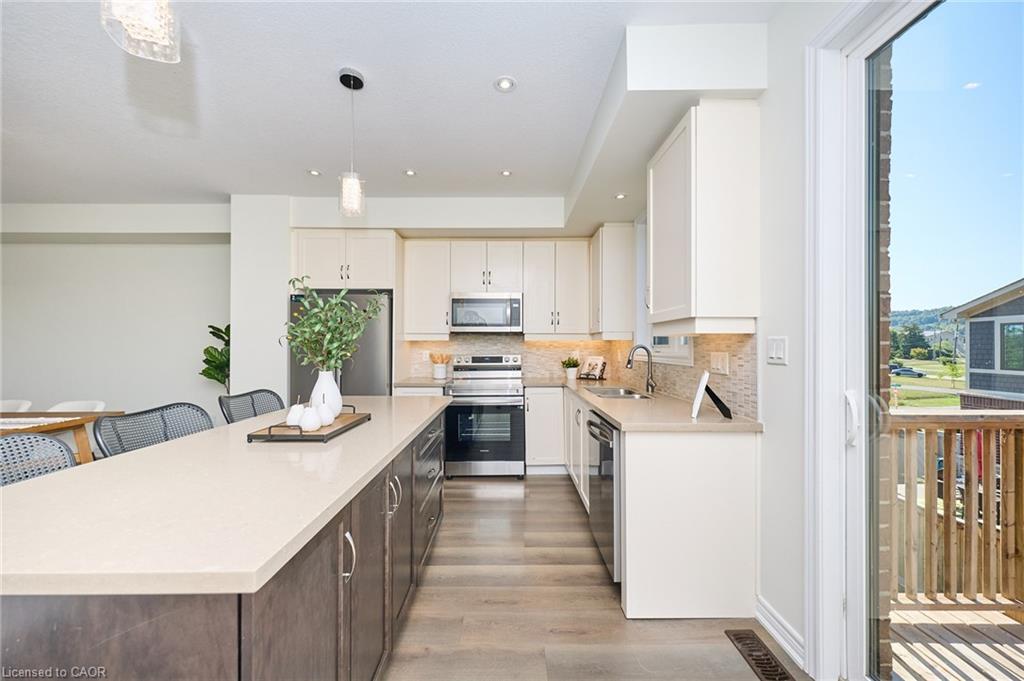 54-288 Glover Road, Stoney Creek, ON - Indoor Photo Showing Kitchen With Upgraded Kitchen