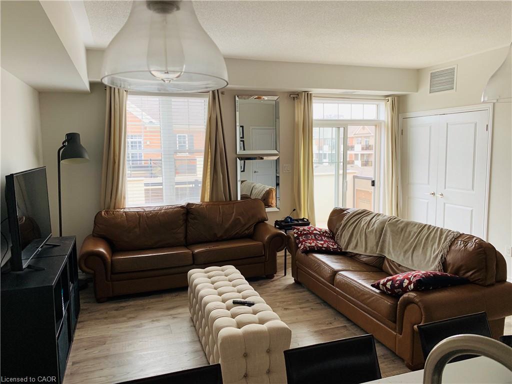 306-2326 Taunton Road, Oakville, ON - Indoor Photo Showing Living Room