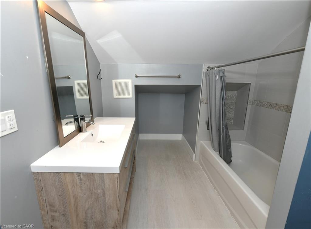 10 Meda Street, St. Thomas, ON - Indoor Photo Showing Bathroom