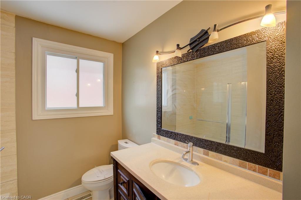 46 Elmwood Avenue, Cambridge, ON - Indoor Photo Showing Bathroom