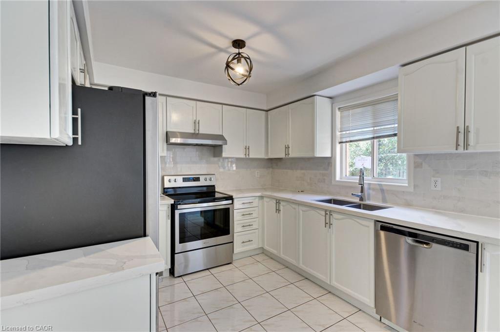 175 Rhodes Circle, Newmarket, ON - Indoor Photo Showing Kitchen With Double Sink