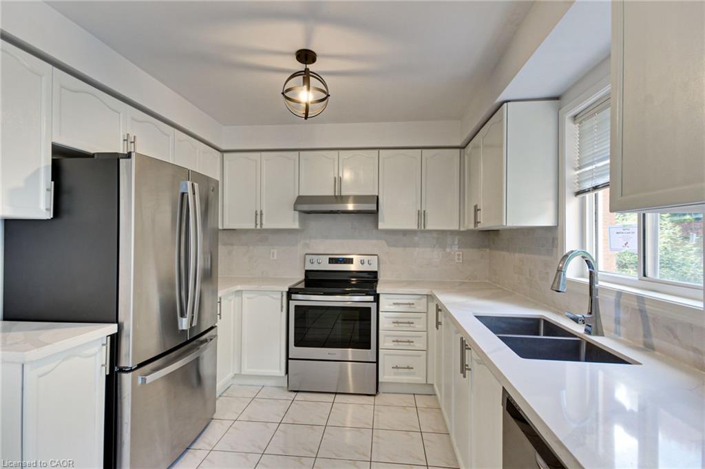 175 Rhodes Circle, Newmarket, ON - Indoor Photo Showing Kitchen With Double Sink