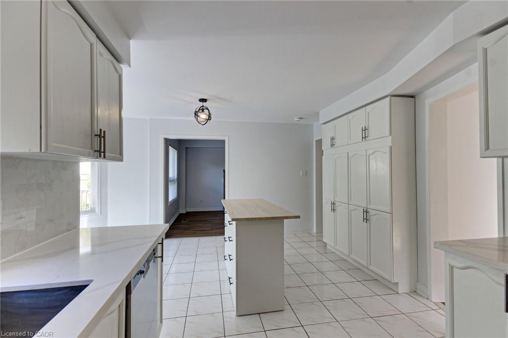 175 Rhodes Circle, Newmarket, ON - Indoor Photo Showing Kitchen