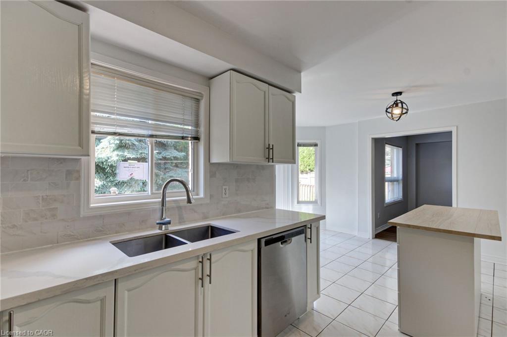 175 Rhodes Circle, Newmarket, ON - Indoor Photo Showing Kitchen With Double Sink