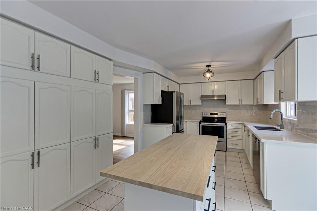 175 Rhodes Circle, Newmarket, ON - Indoor Photo Showing Kitchen
