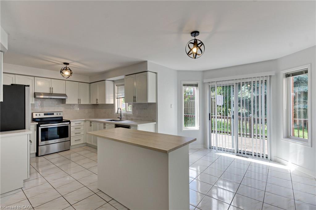 175 Rhodes Circle, Newmarket, ON - Indoor Photo Showing Kitchen