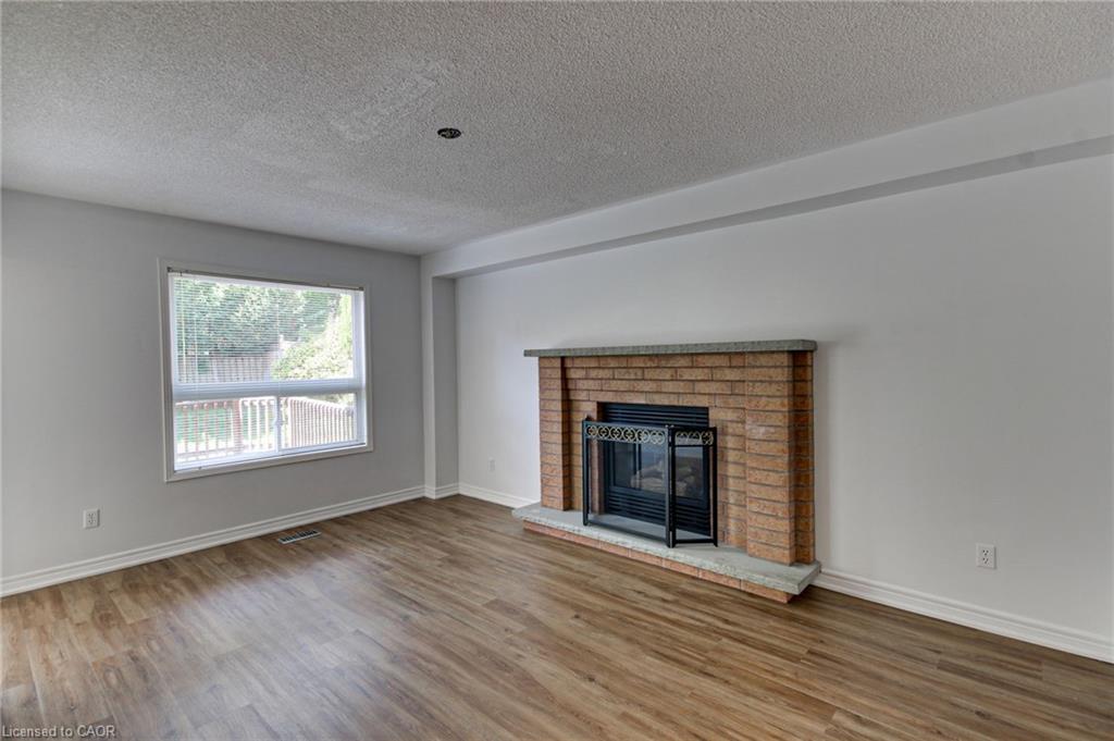 175 Rhodes Circle, Newmarket, ON - Indoor Photo Showing Living Room With Fireplace