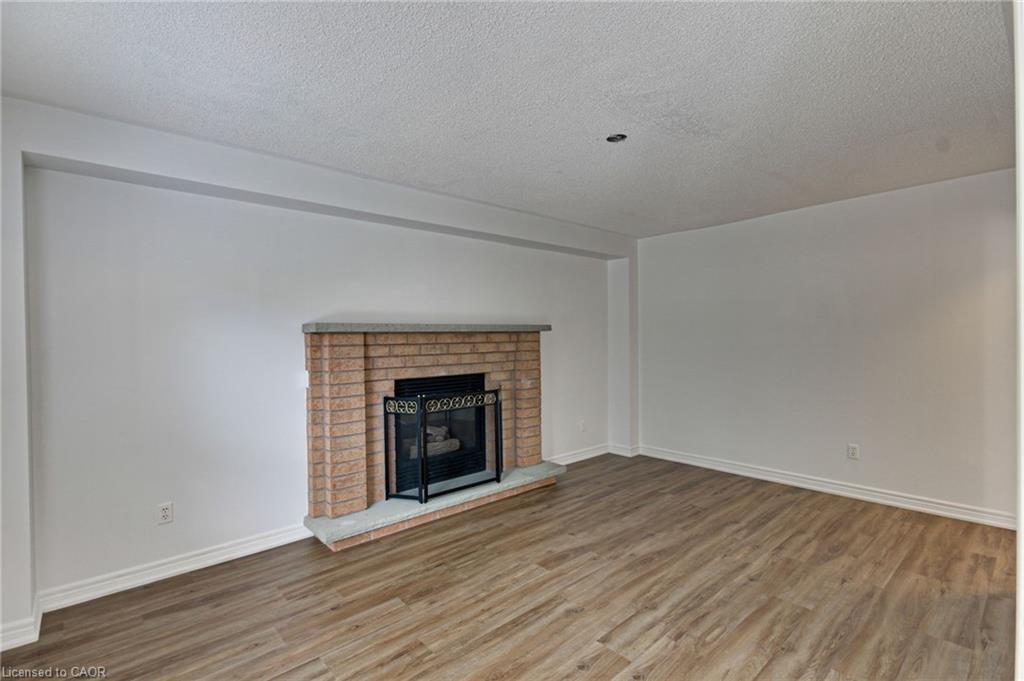 175 Rhodes Circle, Newmarket, ON - Indoor Photo Showing Living Room With Fireplace