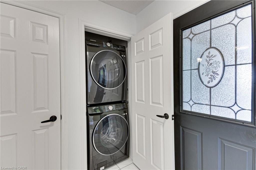 175 Rhodes Circle, Newmarket, ON - Indoor Photo Showing Laundry Room