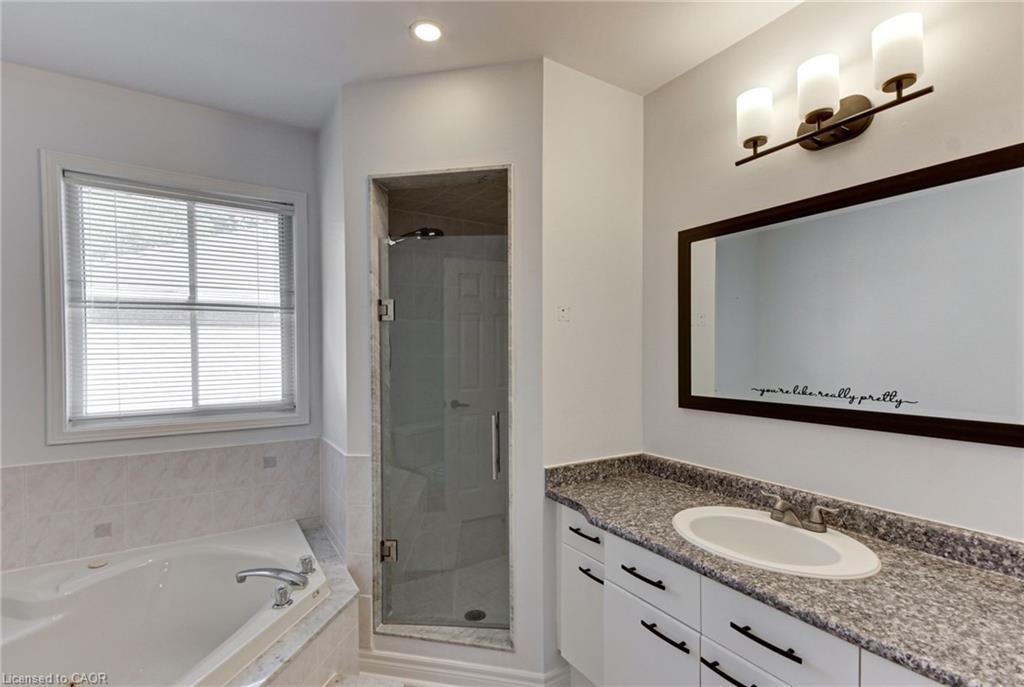 175 Rhodes Circle, Newmarket, ON - Indoor Photo Showing Bathroom