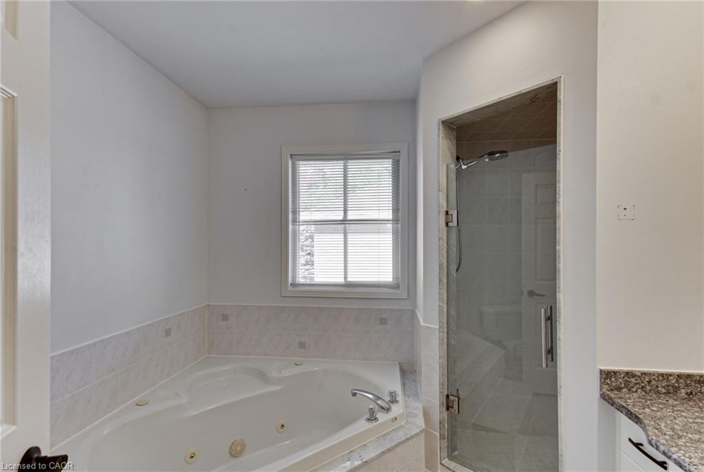 175 Rhodes Circle, Newmarket, ON - Indoor Photo Showing Bathroom